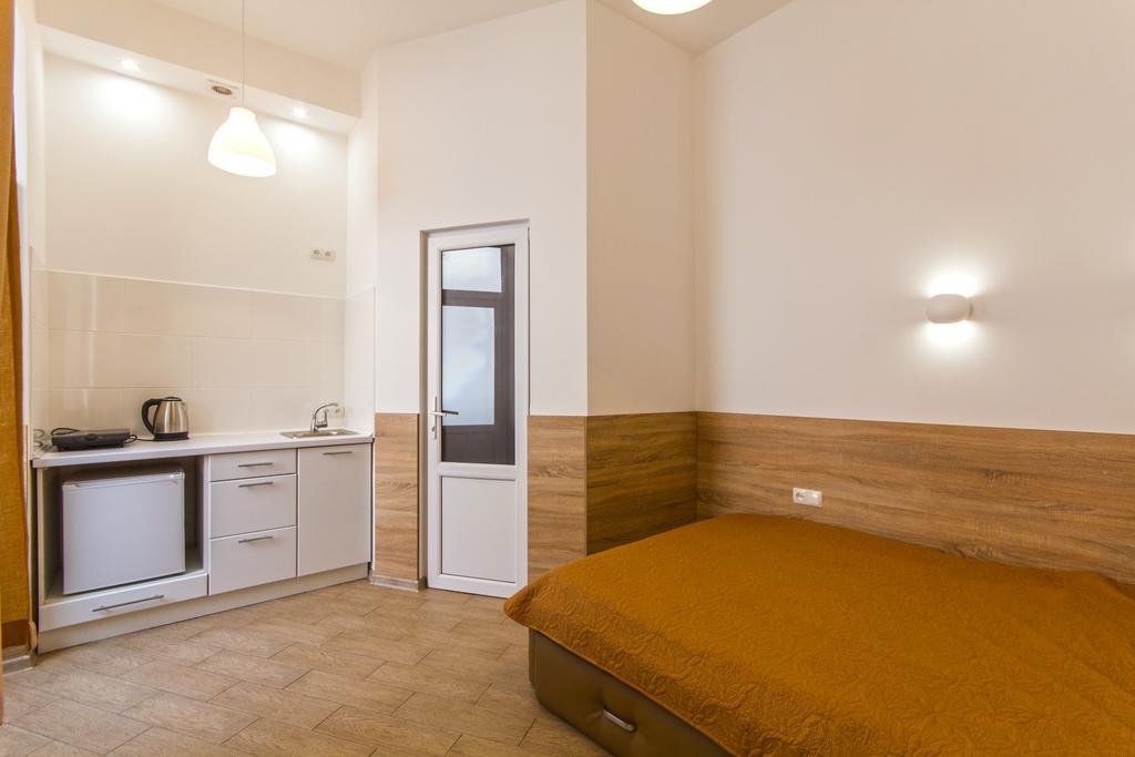 Mini Smart Apartments On Shpytalna 13- Economy Apartment Lviv Bagian luar foto