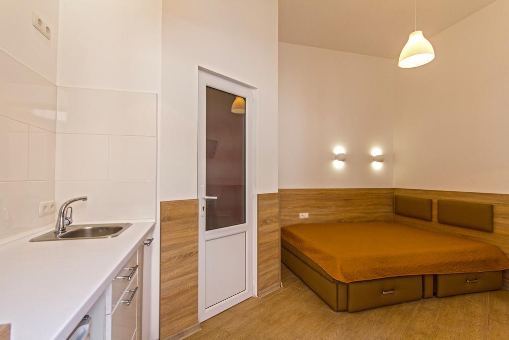 Mini Smart Apartments On Shpytalna 13- Economy Apartment Lviv Bagian luar foto