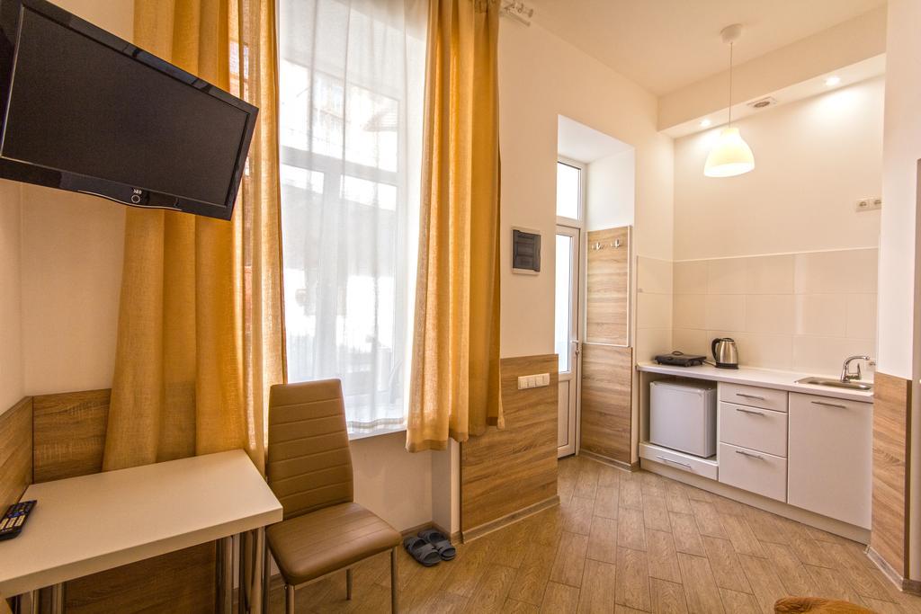 Mini Smart Apartments On Shpytalna 13- Economy Apartment Lviv Bagian luar foto